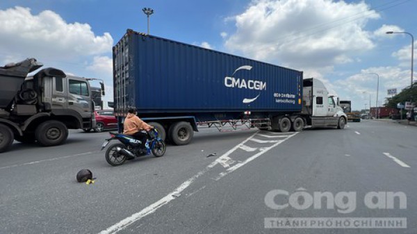 Xe đầu kéo chuyển làn va chạm xe máy, cán người đàn ông tử vong