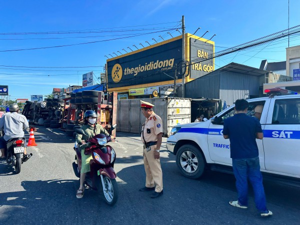 Xe đầu kéo lật ngang trên Quốc lộ 1, thùng container văng khỏi xe