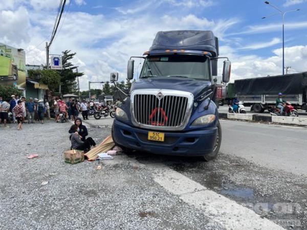 Xe đầu kéo rẽ vào cây xăng cán nữ sinh lớp 8 tử vong thương tâm