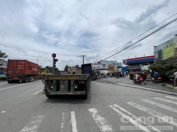 Xe đầu kéo rẽ vào cây xăng cán nữ sinh lớp 8 tử vong thương tâm