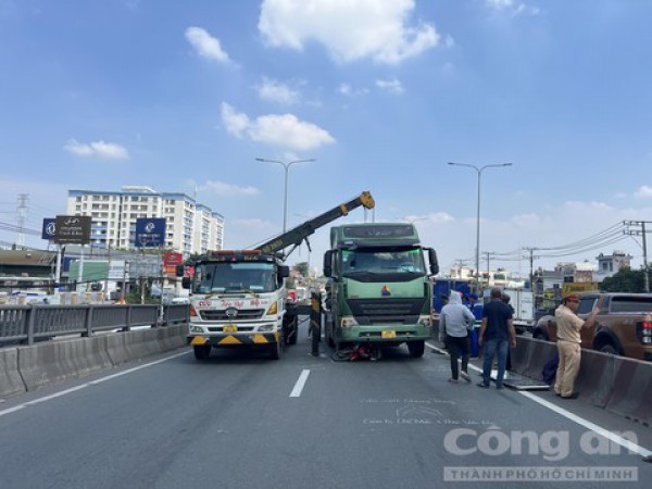 Xe đầu kéo va chạm xe máy trên cầu vượt An Sương, 1 người tử vong