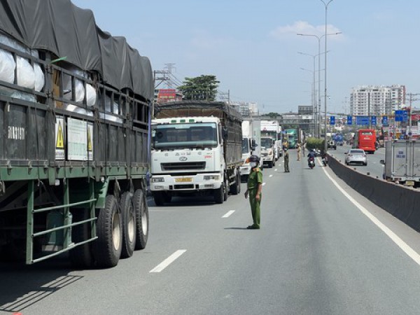 Xe đầu kéo va chạm xe máy trên cầu vượt An Sương, 1 người tử vong