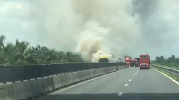 Xe giường nằm cháy ngùn ngụt trên cao tốc, khách hoảng loạn thoát thân