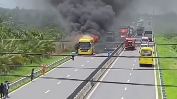 Xe giường nằm cháy ngùn ngụt trên cao tốc, khách hoảng loạn thoát thân