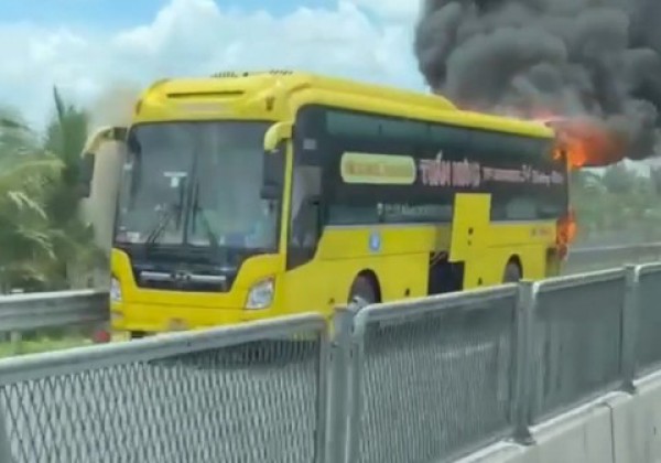 Xe giường nằm cháy ngùn ngụt trên cao tốc, khách hoảng loạn thoát thân