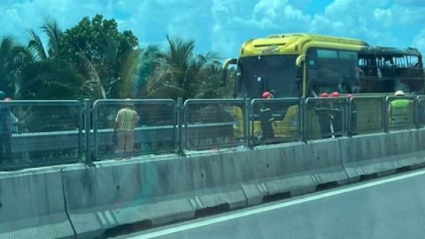 Xe giường nằm cháy ngùn ngụt trên cao tốc, khách hoảng loạn thoát thân