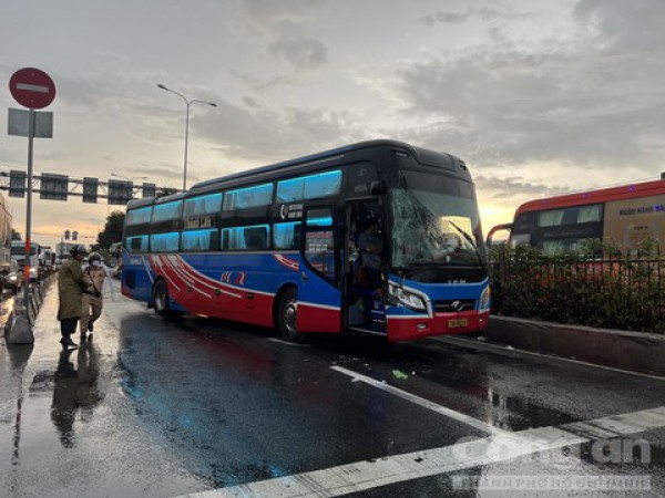 Xe giường nằm húc, đẩy xe tải lao lên tông 4 xe máy dừng chờ đèn đỏ