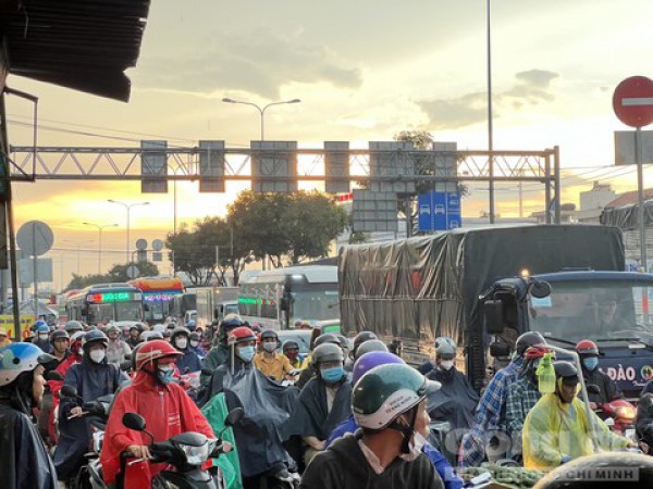 Xe giường nằm húc, đẩy xe tải lao lên tông 4 xe máy dừng chờ đèn đỏ