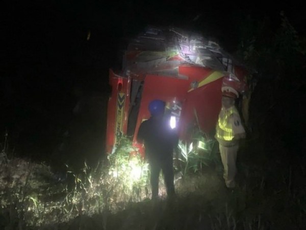 Xe khách bị lật trong đêm tại Kon Tum, nhiều người bị thương nặng