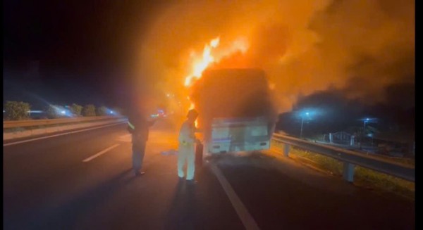 Xe khách cháy rụi trên cao tốc TPHCM-Trung Lương, 10 hành khách thoát nạn
