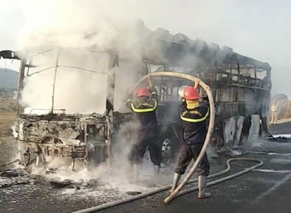 Xe khách giường nằm cháy rụi trên cao tốc Vĩnh Hảo – Phan Thiết
