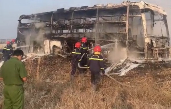 Xe khách giường nằm cháy rụi trên cao tốc Vĩnh Hảo – Phan Thiết