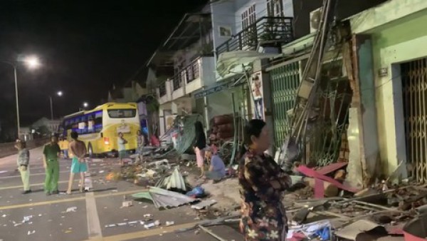 Xe khách giường nằm mất lái "quét" sập mái hiên của 9 nhà dân