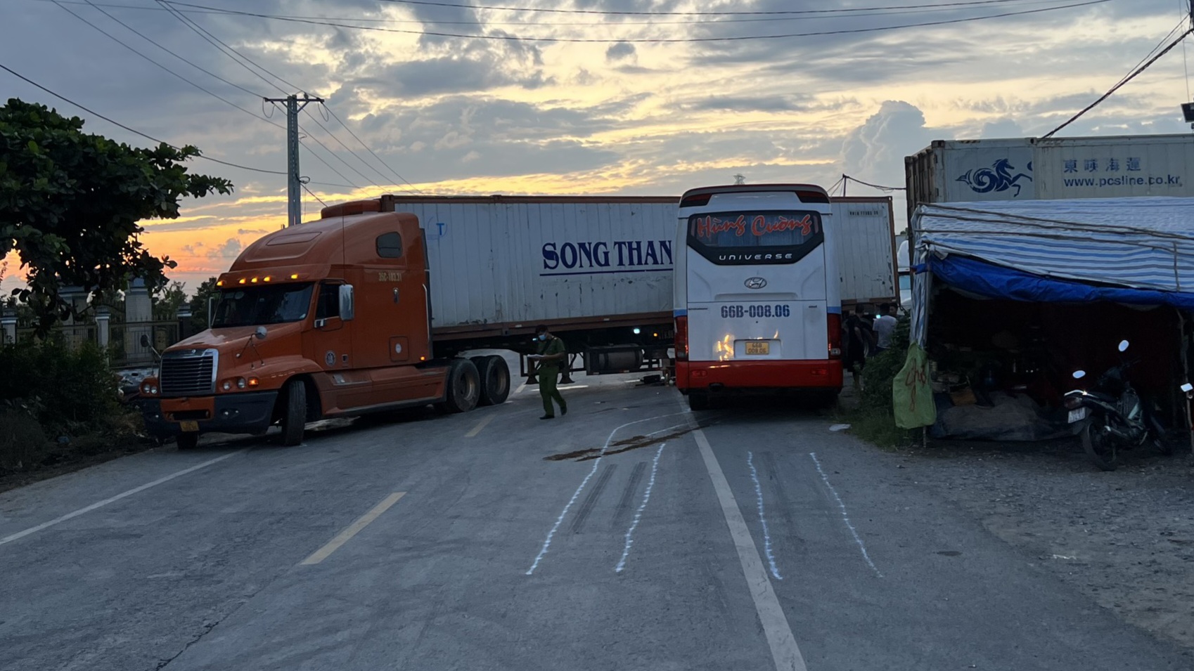 Xe khách giường nằm tông xe đầu kéo, một người tử vong tại chỗ