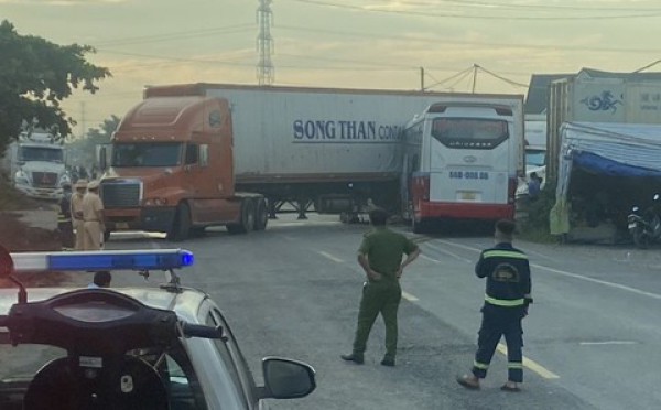 Xe khách giường nằm tông xe đầu kéo, một người tử vong tại chỗ