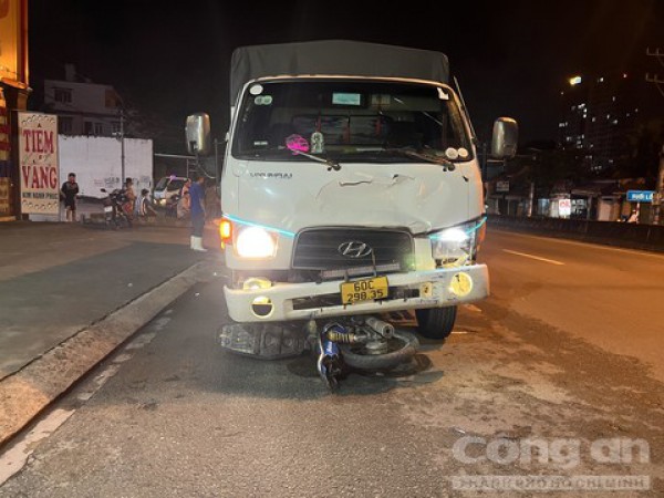 Xe máy bị xe tải kéo lê gần 30m, một thanh niên tử vong