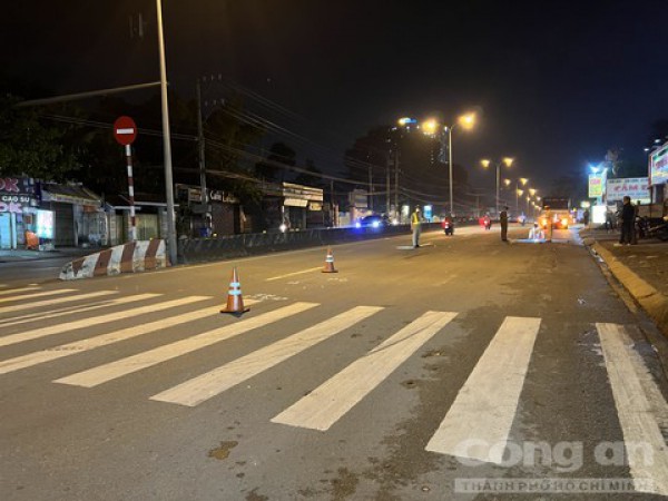 Xe máy bị xe tải kéo lê gần 30m, một thanh niên tử vong