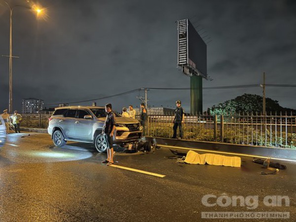 Xe máy chạy ngược chiều tông thẳng vào ô tô, một người tử nạn Xe máy chạy ngược chiều tông thẳng vào ô tô, một người tử nạn