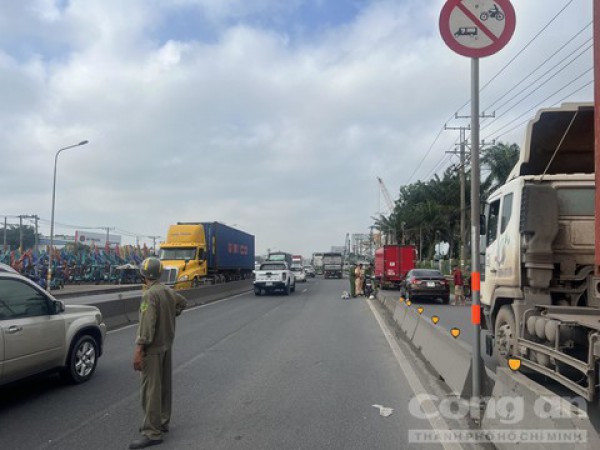 Xe máy chạy vào làn ôtô va chạm xe tải, người phụ nữ làm nghề giúp việc tử vong