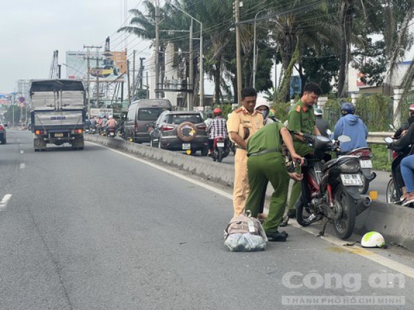 Xe máy chạy vào làn ôtô va chạm xe tải, người phụ nữ làm nghề giúp việc tử vong