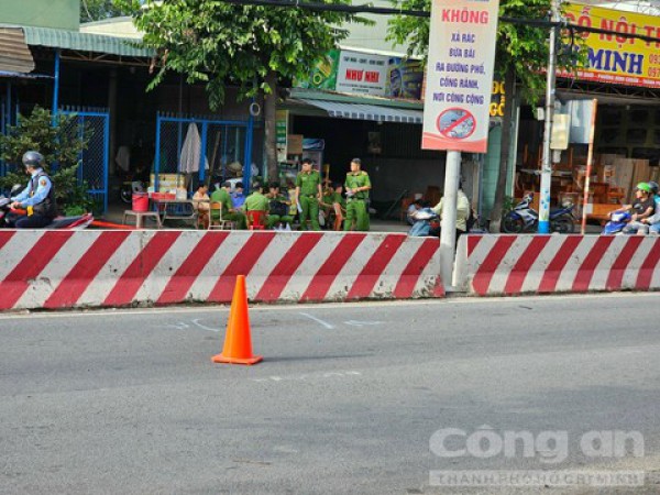 Xe máy chở 3 lao vào dải phân cách, 3 nam thanh niên tử vong