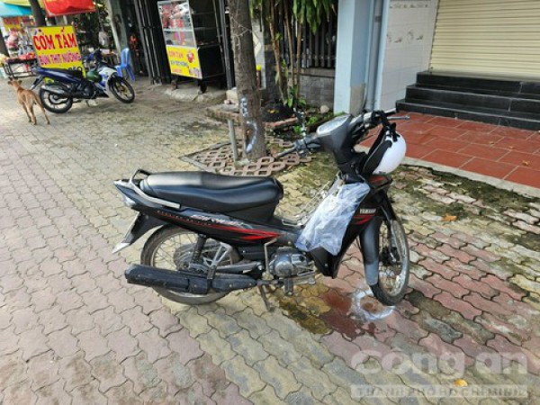 Xe máy chở 3 lao vào dải phân cách, 3 nam thanh niên tử vong