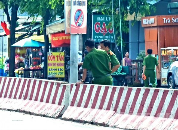 Xe máy chở 3 lao vào dải phân cách, 3 nam thanh niên tử vong