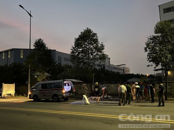 Xe máy lao lên vỉa hè tông cây xanh, thanh niên tử vong trên đường đi nhậu về Xe máy lao lên vỉa hè tông cây xanh, thanh niên tử vong trên đường đi nhậu về