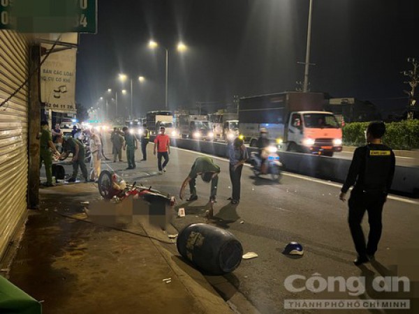 Xe máy lao lên vỉa hè tông thùng rác, người đàn ông tử vong