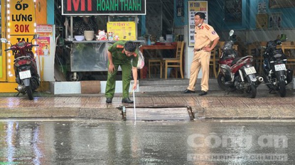 Xe máy lao lên vỉa hè tông vào sạp bán dừa, người đàn ông tử vong