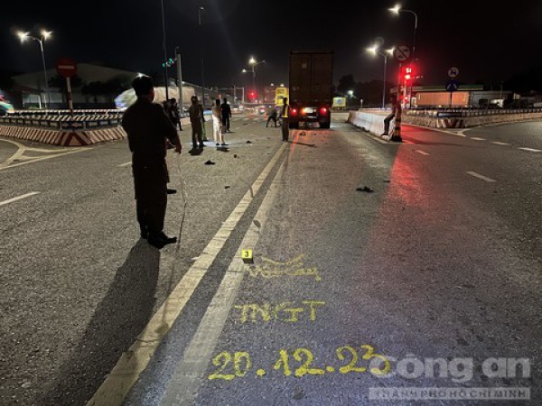 Xe máy lao thẳng vào hông container, một người tử nạn tại chỗ