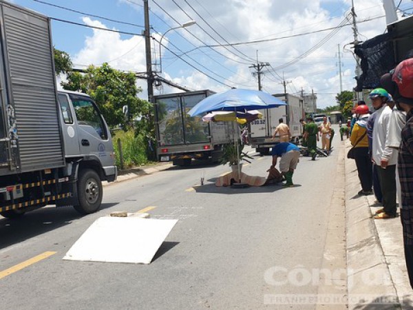Xe máy lao từ trong nhà ra đường va chạm xe tải, cụ ông tử vong