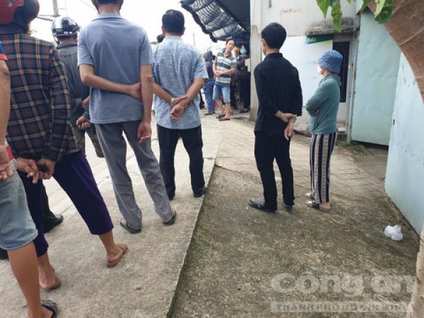 Xe máy lao từ trong nhà ra đường va chạm xe tải, cụ ông tử vong