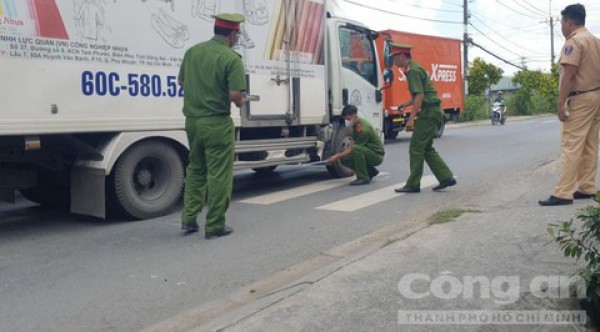 Xe máy lao từ trong nhà ra đường va chạm xe tải, cụ ông tử vong