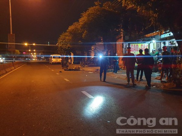 Xe máy lao vào cây xanh và thùng rác, nam thanh niên tử vong