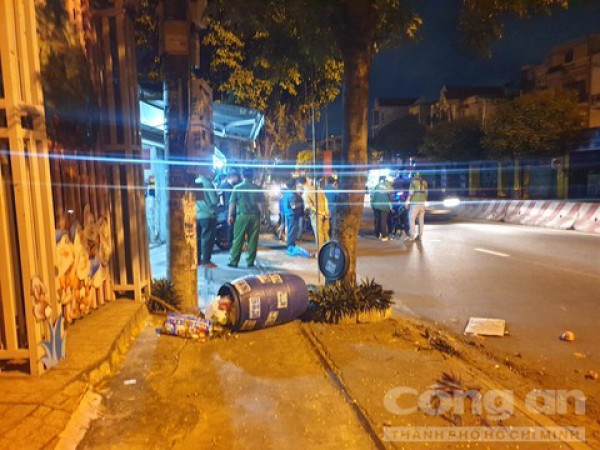 Xe máy lao vào cây xanh và thùng rác, nam thanh niên tử vong