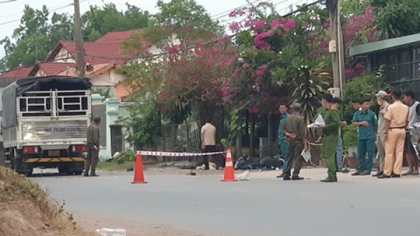 Xe máy ôm cua va chạm xe tải, 2 thanh niên tử vong thương tâm Xe máy ôm cua va chạm xe tải, 2 thanh niên tử vong thương tâm