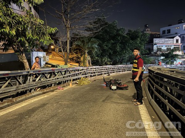 Xe máy phóng nhanh trượt dài trên cầu sắt An Phú Đông, 2 thanh niên thương vong