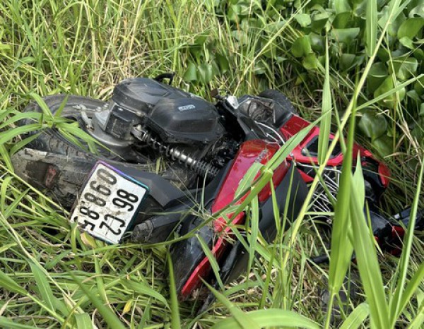 Xe máy tông cọc tiêu ven đường, người đàn ông rơi xuống vực tử vong