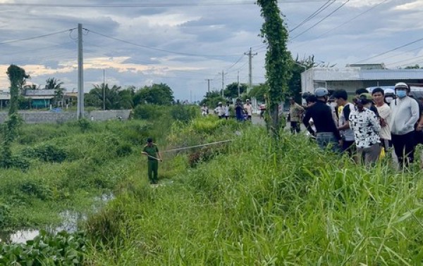 Xe máy tông cọc tiêu ven đường, người đàn ông rơi xuống vực tử vong