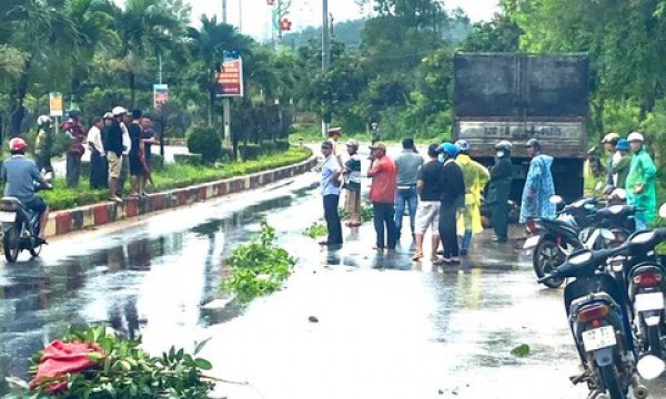 Xe máy tông đuôi xe tải, 2 vợ chồng tử vong thương tâm Xe máy tông đuôi xe tải, 2 vợ chồng tử vong thương tâm
