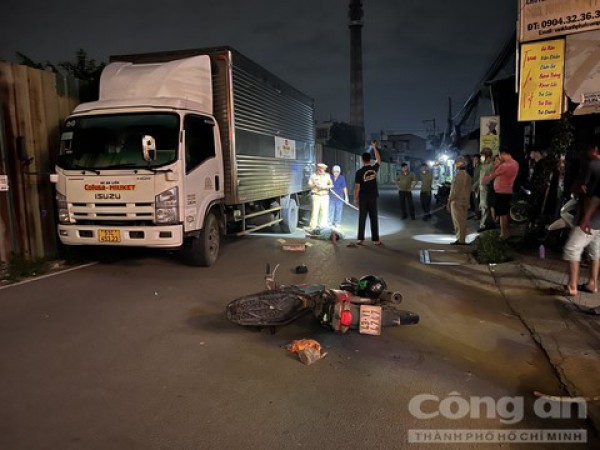 Xe máy tông đuôi xe tải đậu trong hẻm, một người tử vong