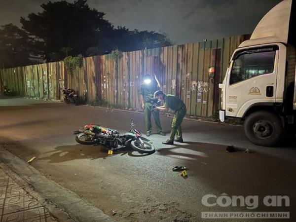 Xe máy tông đuôi xe tải đậu trong hẻm, một người tử vong