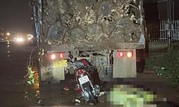 Xe máy tông đuôi xe tải đậu ven đường, hai thanh niên tử vong