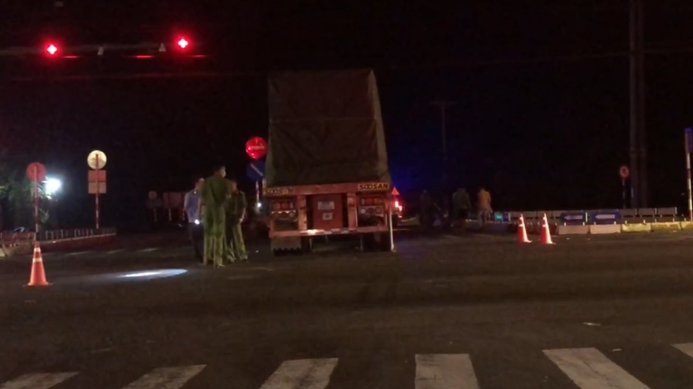 Xe máy tông vào xe đầu kéo, 3 thanh niên thương vong