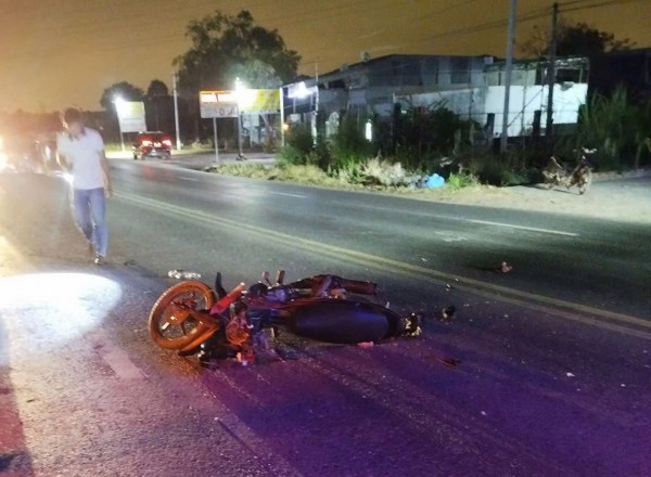 Xe máy tông vào xe đầu kéo đang lùi, một người tử vong