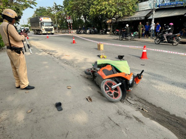 Xe máy trượt ngã vào gầm xe tải, nam công nhân bị cán tử vong Xe máy trượt ngã vào gầm xe tải, nam công nhân bị cán tử vong