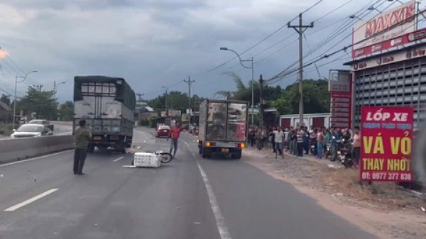 Xe máy trượt ngã vào làn ô tô rồi va chạm xe tải, hai vợ chồng tử vong