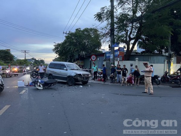 Xe máy va chạm ôtô rẽ trái, 2 thanh niên thương vong trên đường đi làm