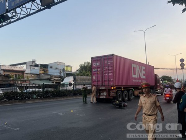 Xe máy va chạm xe container, cô gái tử vong thương tâm khi đi chơi lễ